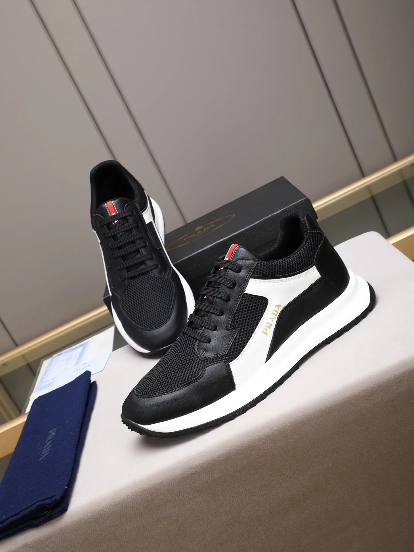 Men's shoes 💰460 Prada/Prada's new men's casual sports shoes, low-top lace-up sports shoes, fashionable and generous style, made of first-layer cowhide stitching and breathable mesh, soft, comfortable and breathable, tongue letter LOGO, finely crafted details, lightweight foam sole, fashionable and versatile! Size: 38-44 (45 customized)